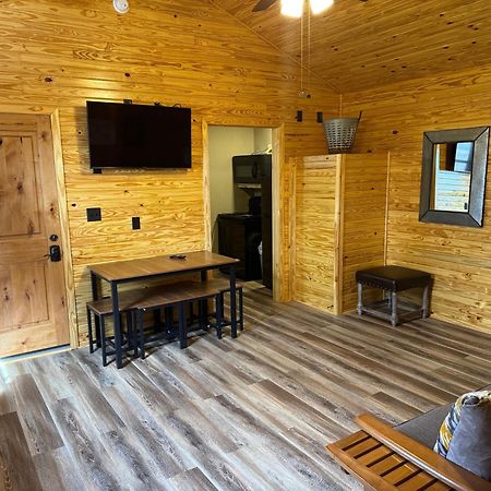 Отель Kick Back Ranch Ramer Экстерьер фото